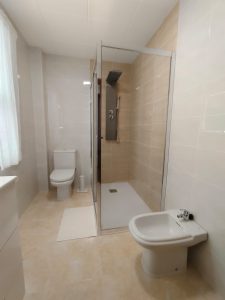 Cuarto de baño moderno con ducha de hidromasaje, inodoro y bidé en piso de alquiler en Carballo - Serdava