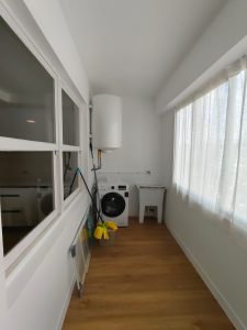 Galería cerrada con lavadora, termo eléctrico y pila de lavado en piso de alquiler en Carballo - Serdava