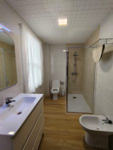 Baño moderno con ducha, inodoro, bidé y mueble de lavabo en piso de alquiler en Carballo - Serdava